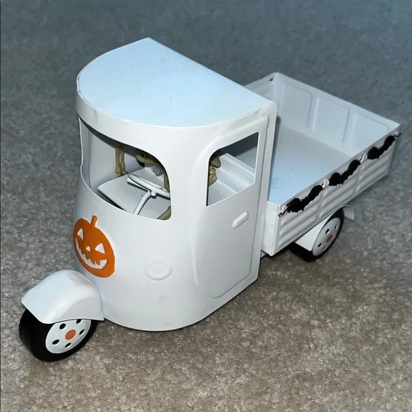Halloween Decorative Truck - Picture 1 of 3